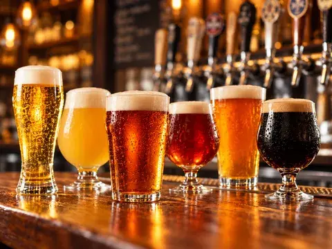 des verres de bière sur un comptoir