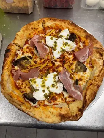 Pizza burrata jambon de Parme, mozzarella