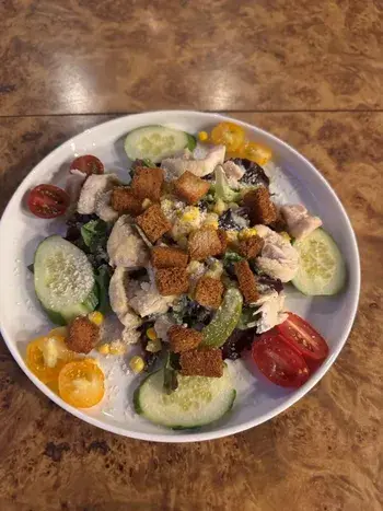 Salade composée poulet,concombre, tomates, croutons fris, assaisonnement