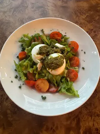 Salade verte, oeufs, tomates, assaisonnement